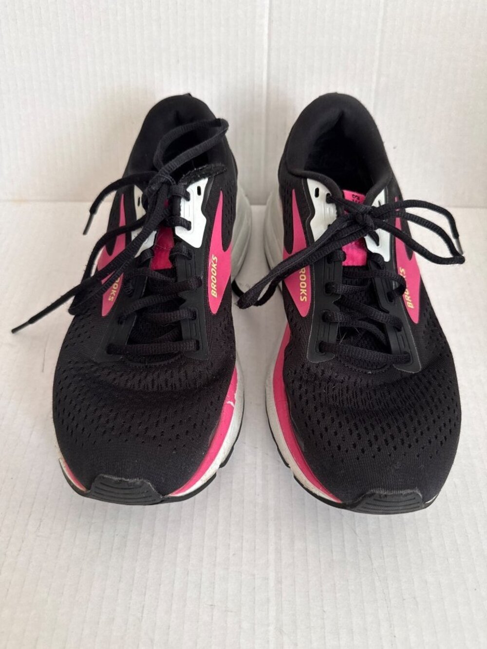 Women's Brooks Trace 3 Running Shoes Black Mesh Vibrant Pink and White Sz 9